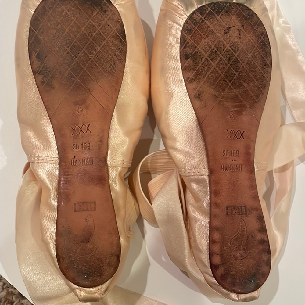 BLOCH Satin Ballet Pointe Shoes - Picture 4 of 7